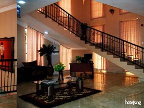 ห้องพัก, 1 ห้องนอน, พร้อมสิ่งอำนวยความสะดวกสำหรับผู้พิการ, สูบบุหรี่ได้ | ห้องนั่งเล่น | หนังสือ