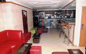 Habitación, 1 habitación, accesible para personas con discapacidad, fumadores | Bar (en el alojamiento)