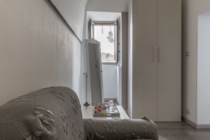 Apartamento, 2 quartos, sacada, vista para a cidade | 2 quartos, quartos à prova de som, ferros/tábuas de passar roupa