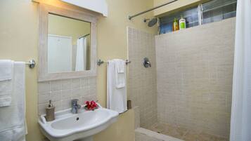 Apartment, 1 Bedroom, Patio, Garden View | Bathroom