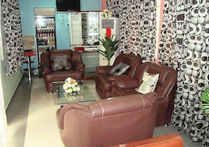 Room, 1 Bedroom, Accessible, Smoking | Living room