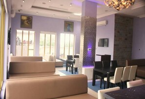 Room, 1 Bedroom, Accessible, Smoking | Dining room