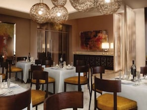 Room, 1 Bedroom, Accessible, Smoking | Dining