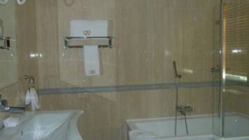Room, 1 Bedroom, Accessible, Smoking | Bathroom