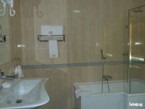 Room, 1 Bedroom, Accessible, Smoking | Bathroom