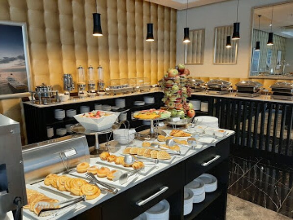 Room, 1 Bedroom, Accessible, Smoking | Dining