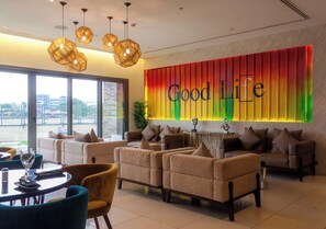 Appartement, 3 chambres, accessible aux personnes à mobilité réduite, fumeurs | Salle de séjour | Télévision à écran plat