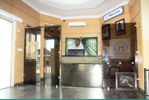 Room, 1 Bedroom, Accessible, Smoking | Lobby
