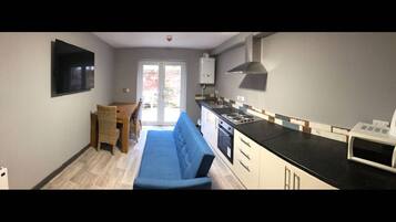 Room, 1 Bedroom | Dining room