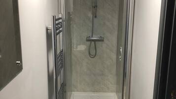 Chambre, 1 chambre | Salle de bain | Douche, sĂšche-cheveux, serviettes fournies, savon