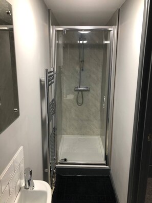 Chambre, 1 chambre | Salle de bain | Douche, sèche-cheveux, serviettes fournies, savon