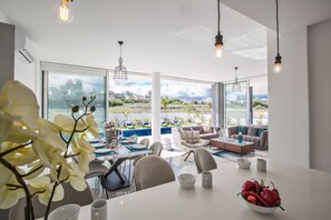 Villa, 3 habitaciones, para fumadores, alberca privada | Restaurantes