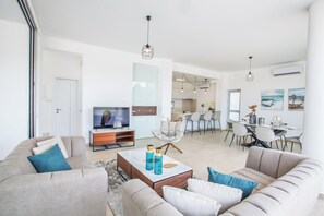 Villa, 3 habitaciones, para fumadores, alberca privada | Área de sala de estar | Televisión 
