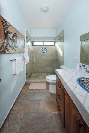 Shower, towels, toilet paper - 3-bedroom house in serene Colima with cool AC in the bedrooms. (Colima)