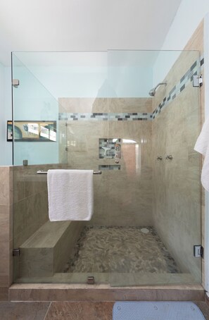 Shower, towels, toilet paper - 3-bedroom house in serene Colima with cool AC in the bedrooms. (Colima)