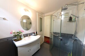 Bathroom - Hillside Homestay Hue - Silk Room (Hue)