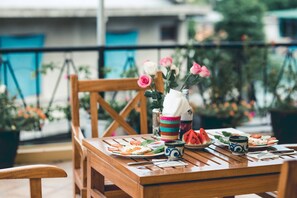 Outdoor dining - Hillside Homestay Hue - Triple Room top Apartment (Hue)
