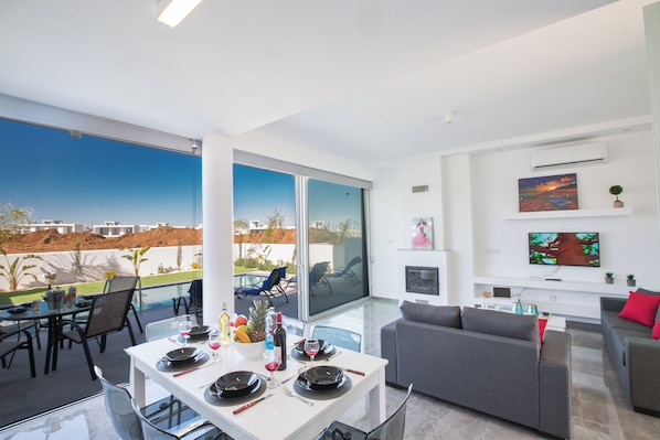 Villa, 2 Bedrooms, Smoking, Private Pool | Interior