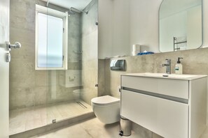 Apartment, 3 Bedrooms, Balcony | Bathroom