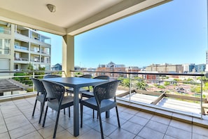 Enjoy meals on the balcony with a city view.