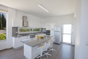 Villa, 6 habitaciones, para fumadores, alberca privada | Cocina privada | Microondas y cafetera y tetera