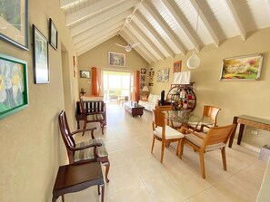 บ้านพัก, 1 ห้องนอน, ลานระเบียง, วิวทะเล | ห้องรับประทานอาหาร
