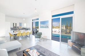 Villa, 4 Schlafzimmer, Raucher, eigener Pool | Wohnbereich | Fernseher, DVD-Player