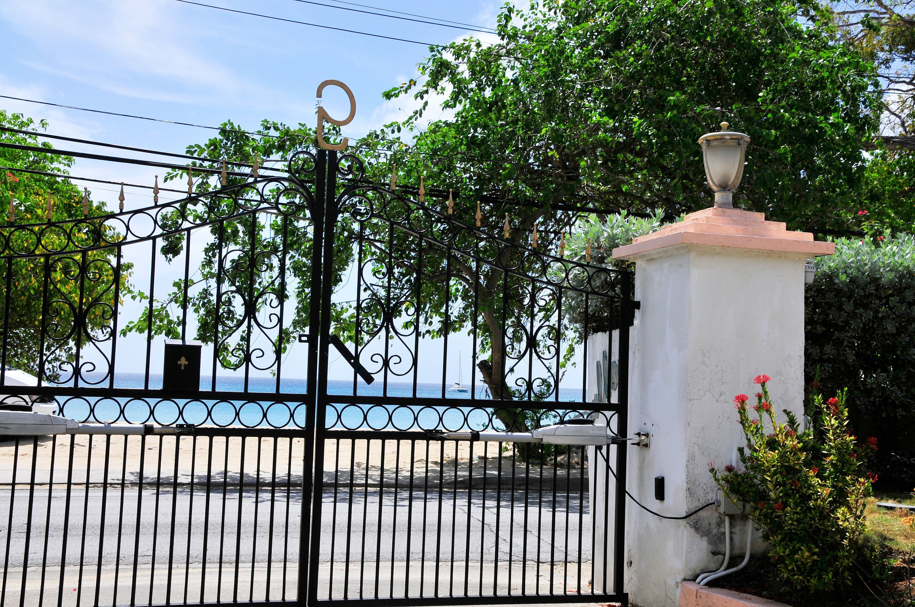 Rumah, 4 kamar tidur, teras, pemandangan samudra | Pintu masuk properti