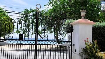 Rumah, 4 kamar tidur, teras, pemandangan samudra | Pintu masuk properti
