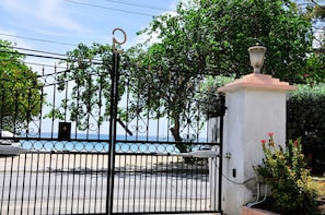 Property entrance - Graceville Beach House - by Zenbreak (Gibbes)