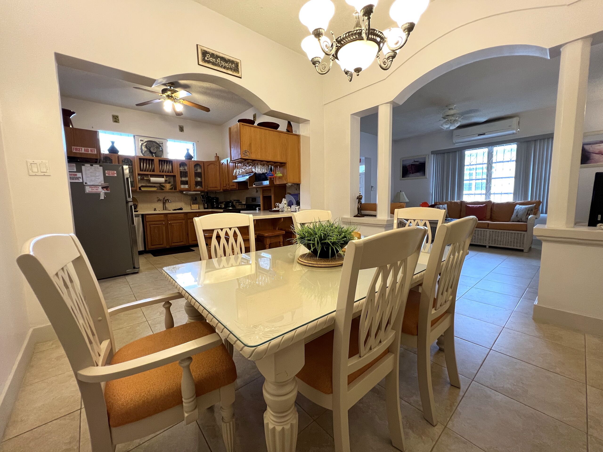 Rumah, 4 kamar tidur, teras, pemandangan samudra | Ruang makan