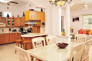 Ferienhaus, 4 Schlafzimmer, Terrasse, Meerblick | Innenbereich