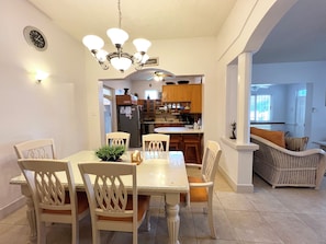 Dining room - Graceville Beach House - by Zenbreak (Gibbes)
