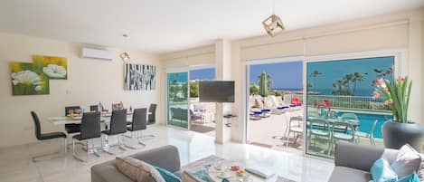 Villa, 4 Bedrooms, Smoking, Private Pool | Dining