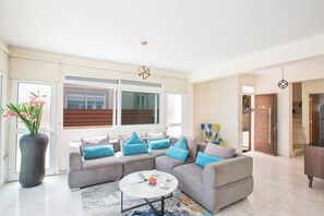 Villa, 4 Bedrooms, Smoking, Private Pool | Interior