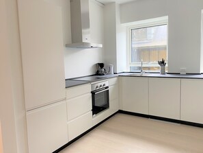 Kühlschrank, Mikrowelle, Geschirrspüler, Wasserkocher