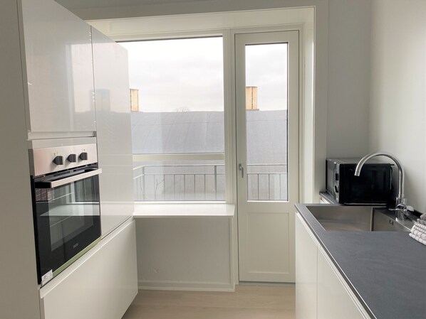 Tủ lạnh, lò vi sóng, máy rửa bát, ấm điện