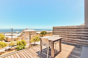 Outdoor dining - Camps Bay Luxury Studio Apartment - The Crystal (Cape Town)