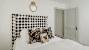 Room - The Dutchess-Luxury Retreat NEW! (Tulsa)