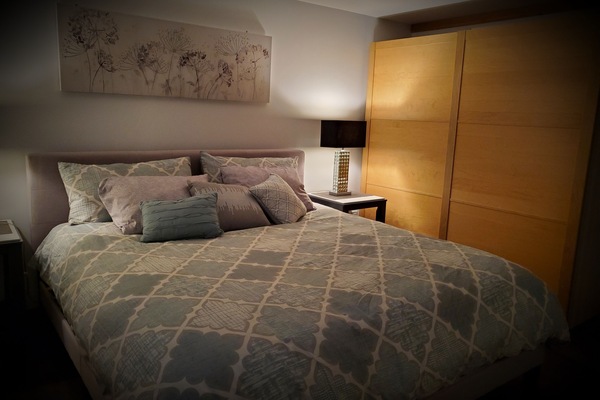 king size bedroom with lots of storage for
personal items