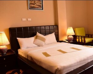 Minibar, caja de seguridad en la habitación y escritorio