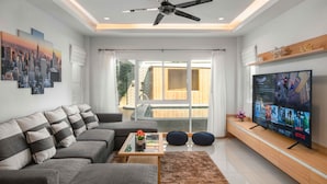 Deluxe Villa | Living area