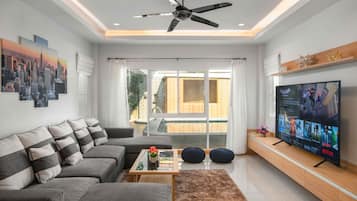 Deluxe Villa | Living area