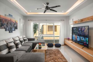 Deluxe Villa | Living area - Luxury Pool Villa 6BR (Pattaya)