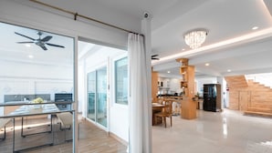 Deluxe Villa | Living area