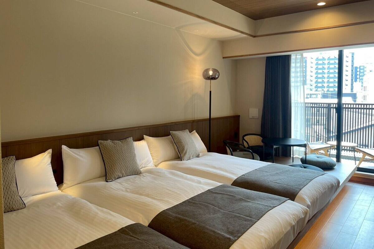 Basic Triple Room with City View | 房內夾萬、免費 Wi-Fi、床單