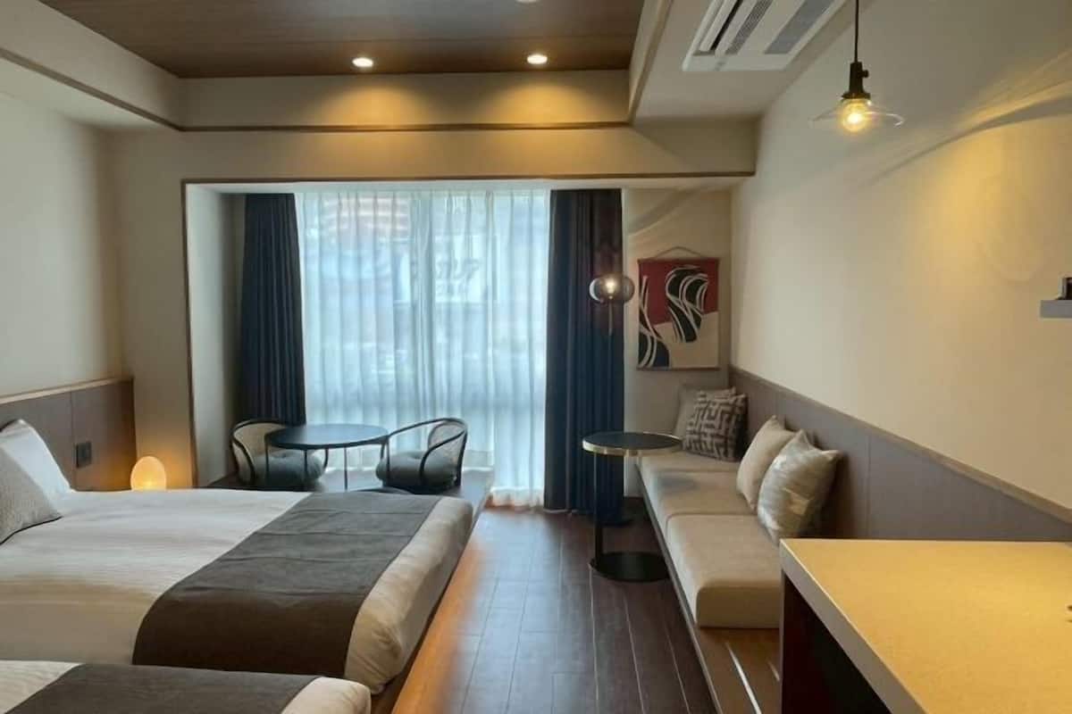 In-room safe, free WiFi, bed sheets