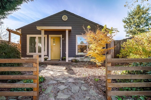 Excellent Location, Close to Parks, Groceries, Single Level Detached Retreat, 15 Minutes to Portland