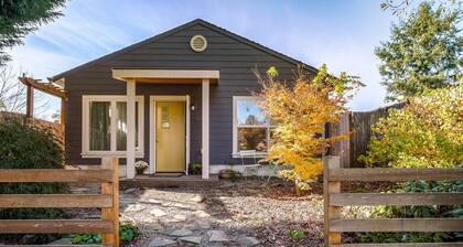 Excellent Location, Close to Parks, Groceries, Single Level Detached Retreat, 15 Minutes to Portland