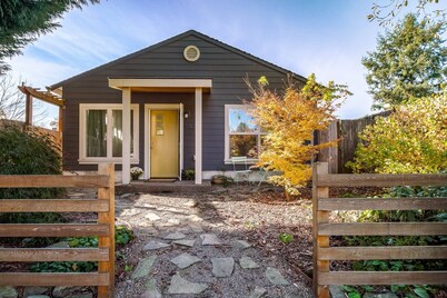 Excellent Location, Close to Parks, Groceries, Single Level Detached Retreat, 15 Minutes to Portland